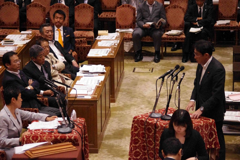 活動報告・国会質問・質問主意書「後方支援中の自衛隊員は捕虜にならない」と岸田外務大臣。自衛隊員の安全確保はどうなるのか?:0701平和安全特テープおこし「後方支援時の拘束”捕虜に当たらず”=岸田外相」